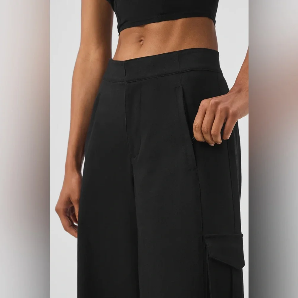 ALO YOGA | ✨NEW✨ Show Off Cargo Wide Leg Trouser (Regular) in Black - Picture 4 of 6